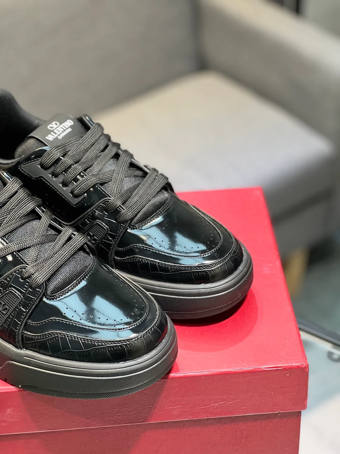 Men's men's shoes 💰660 𝑽𝒂𝒍𝒆𝒏𝒕𝒊𝒏𝒐 Valentino 𝑶𝒏𝒆𝑺𝒕𝒖𝒅 Couple's sneaker series Valentino 2025 latest couple's sneakers, celebrity style, hot sale. The original ZP was purchased and dismantled. Repeated pattern making and modification. I strive to restore the original version 1:1! Top luxury masterpiece, soft and comfortable, combining fashion and leisure, bringing excellent elegant texture and excellent on-foot comfort. Top purchase version upper: imported calfskin surface/original oil edge craftsmanship. Inner: water-dyed cowhide lining. Outsole: original development 𝐓𝐏𝐔 two-color combination outsole. Packaging: original configuration complete package. Code number: 35-44 yards. 34.45 can be customized. Can be customized (self-labeled-no label) order.